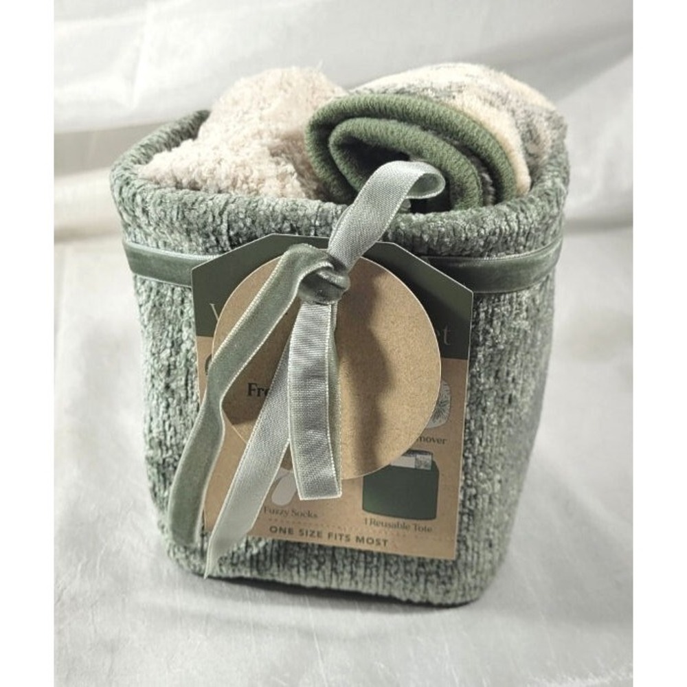 Highline Bedding Women's Spa‎ Gift Set - Green - Fuzzy Socks, Makeup Remover, +